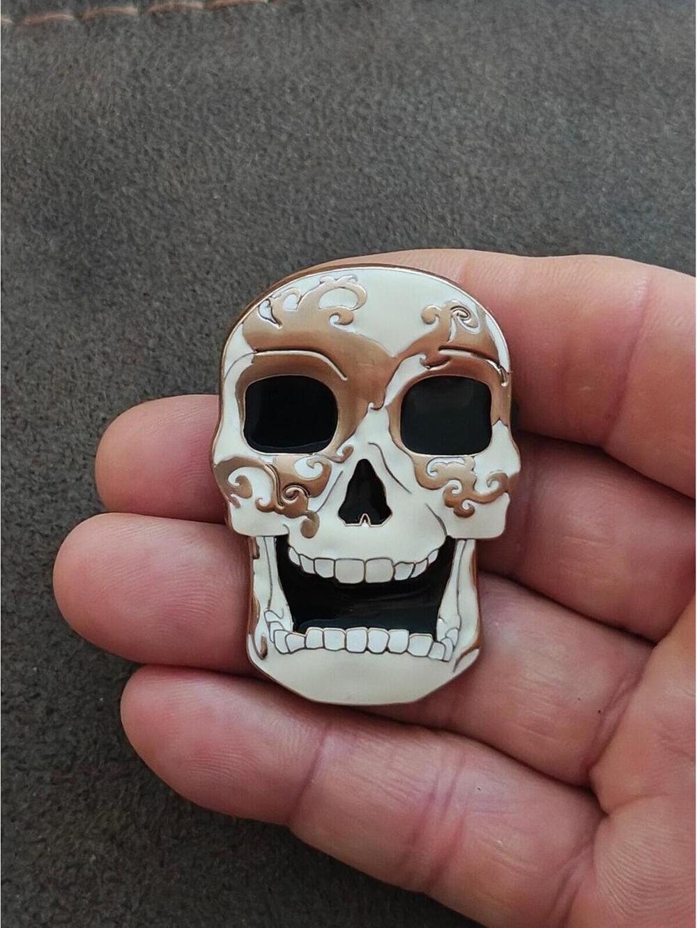 2023 Busch Gardens Howl-O-Scream Skull Enamel Pin - Picture 5 of 9